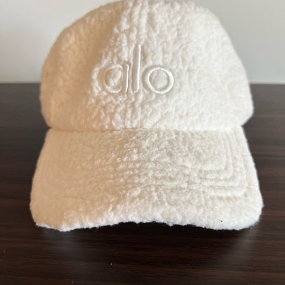 Alo Micro Sherpa Off-Duty Cap - Picture 4 of 9